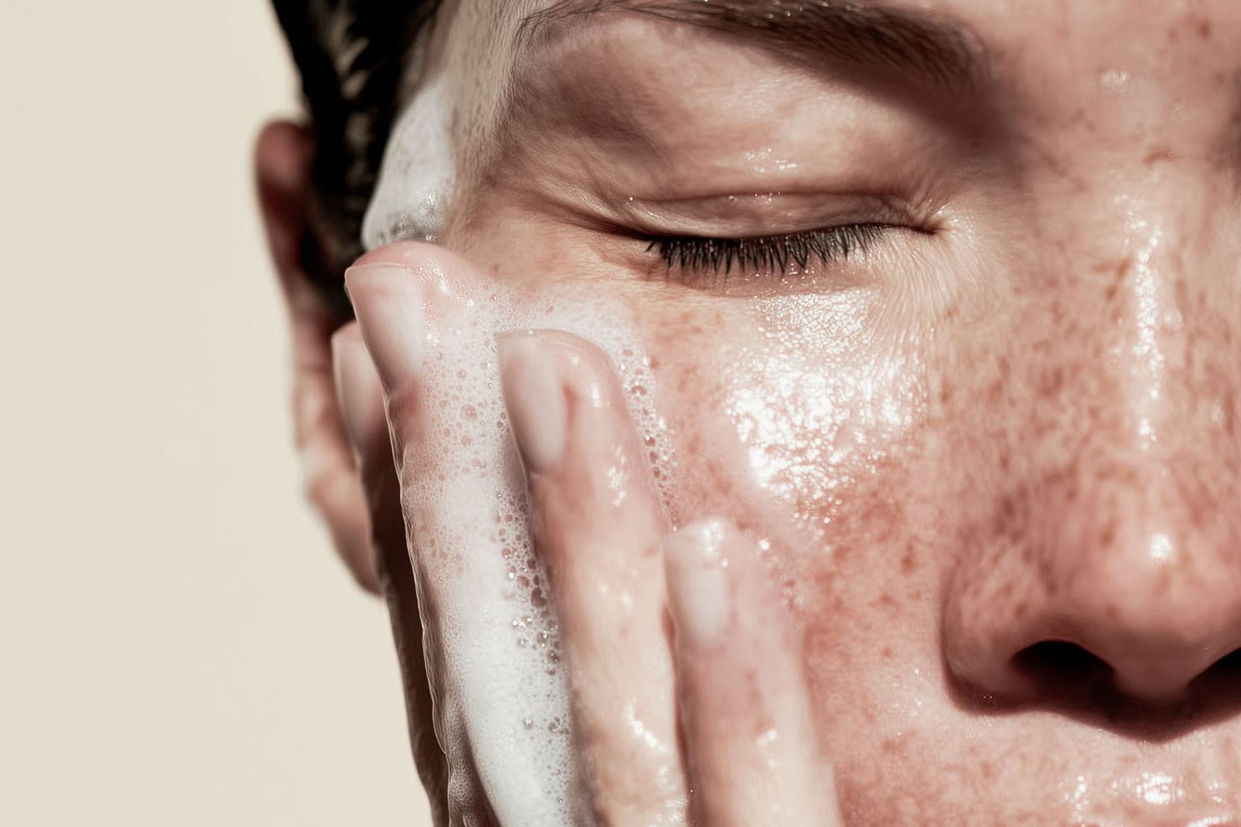 Gesichtsreinigung – Haut auf das Sonnen vorbereiten